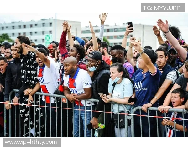 巴黎球迷大巴深夜抛锚高速上80人被困数小时等待救援 巴黎球迷大巴深夜抛锚高速上80人被困数小时等待救援