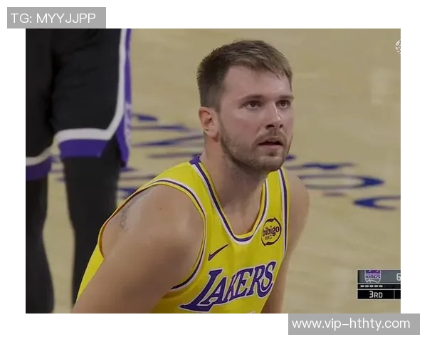 东契奇训练时单脚投三分球10米远险些命中引发里夫斯惊叹 东契奇训练时单脚投三分球10米远险些命中引发里夫斯惊叹