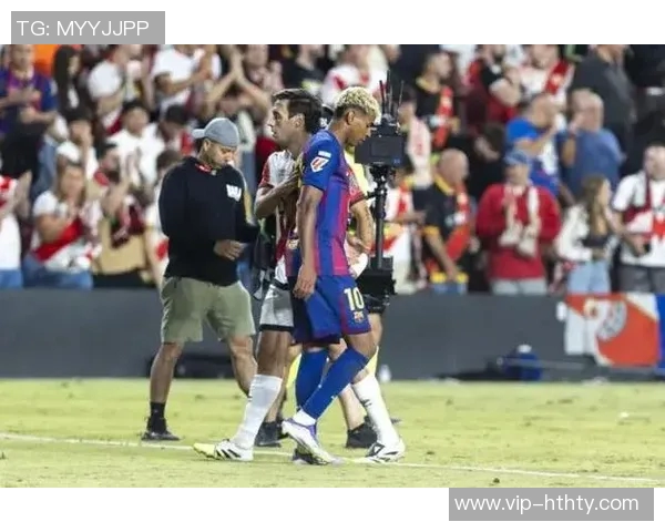 西媒报道亚马尔备战巴黎之战积极训练成为最后离场球员之一 西媒报道亚马尔备战巴黎之战积极训练成为最后离场球员之一