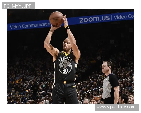 火箭客战鹈鹕登机照曝光KD羽绒服气质出众电风扇随队征战 火箭客战鹈鹕登机照曝光KD羽绒服气质出众电风扇随队征战